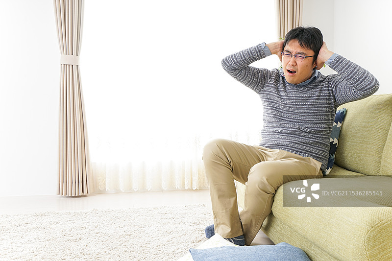 父亲感受到育儿的压力图片素材