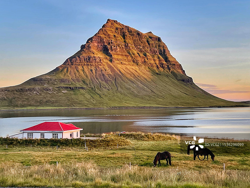 晨曦中的草帽山图片素材