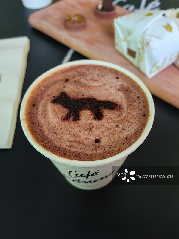 咖啡上的小狐狸图片素材
