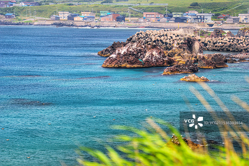 礼文岛海边岩石小房子和海面图片素材