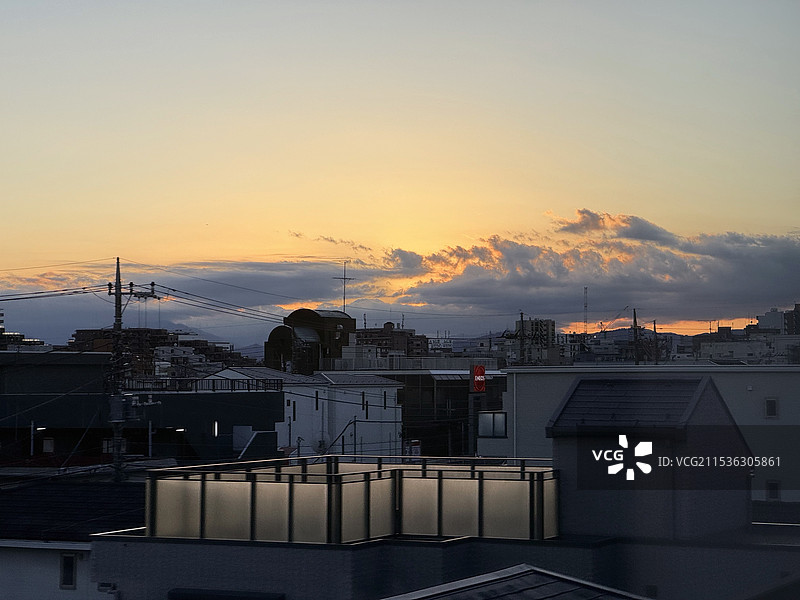 日落时的日本城市建筑物居住区图片素材