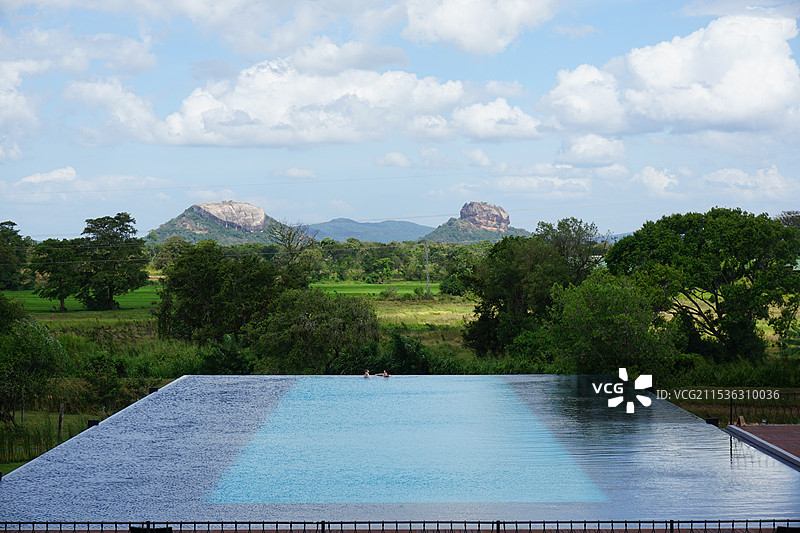 斯里兰卡酒店里的室外无边泳池图片素材