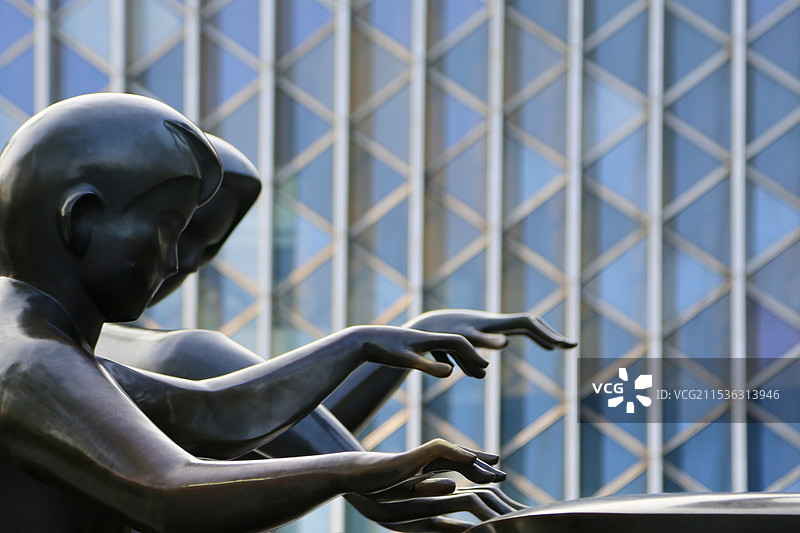 音乐厅弹琴雕塑图片素材