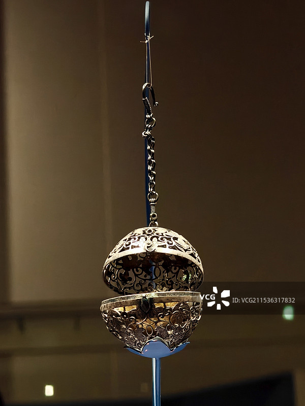 陕历博镇馆之宝之葡萄花鸟纹银香囊图片素材