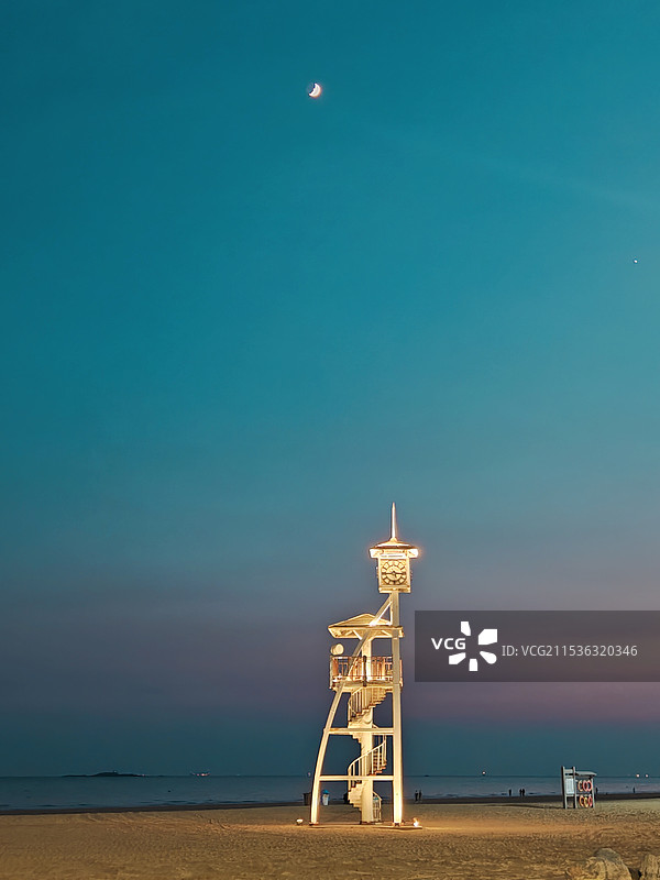青岛海滩上的瞭望塔在月光下守望海洋图片素材