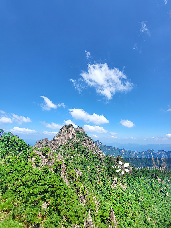 蓝天白云下安徽黄山的云谷索道白鹅岭后山景区的峰峦风光图片素材