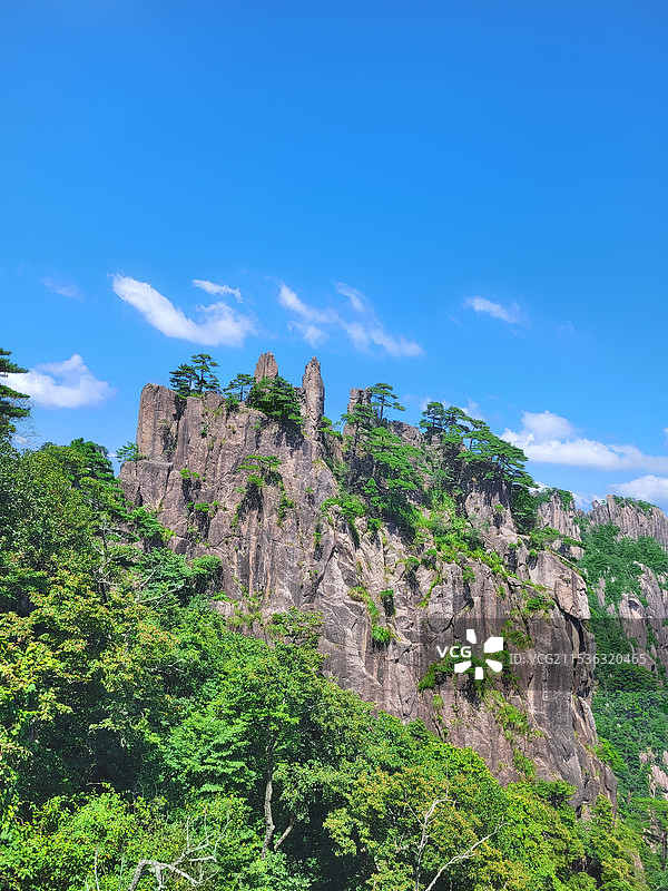 蓝天白云下安徽黄山的云谷索道白鹅岭后山景区的峰峦风光图片素材