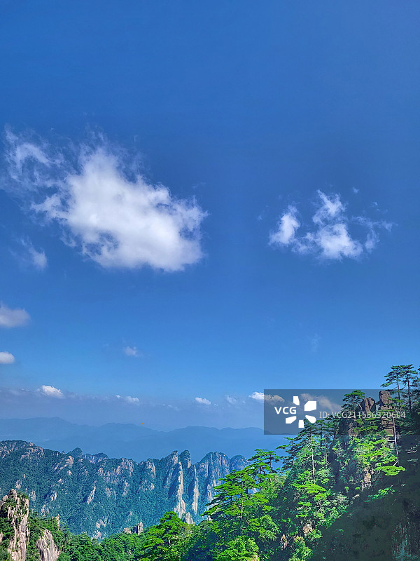 蓝天白云下安徽黄山的云谷索道白鹅岭后山景区的峰峦风光图片素材