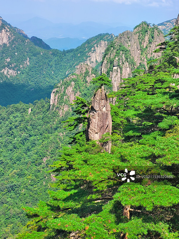 安徽黄山的后山景区内的著名景观梦笔生花与笔架峰图片素材