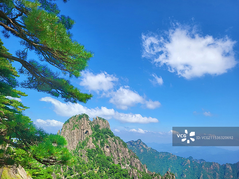 蓝天白云下安徽黄山的云谷索道白鹅岭后山景区的峰峦风光图片素材