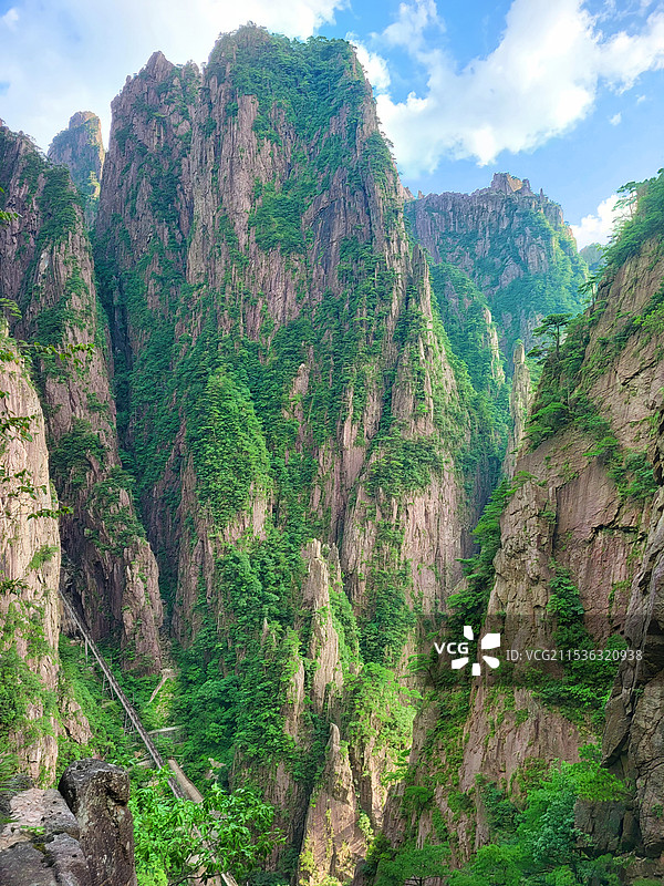 安徽黄山西海大峡谷内的峡谷峰峦网红小火车图片素材
