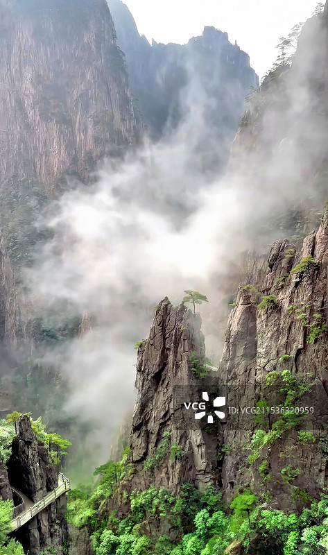 安徽黄山云雾云海中的西海大峡谷图片素材