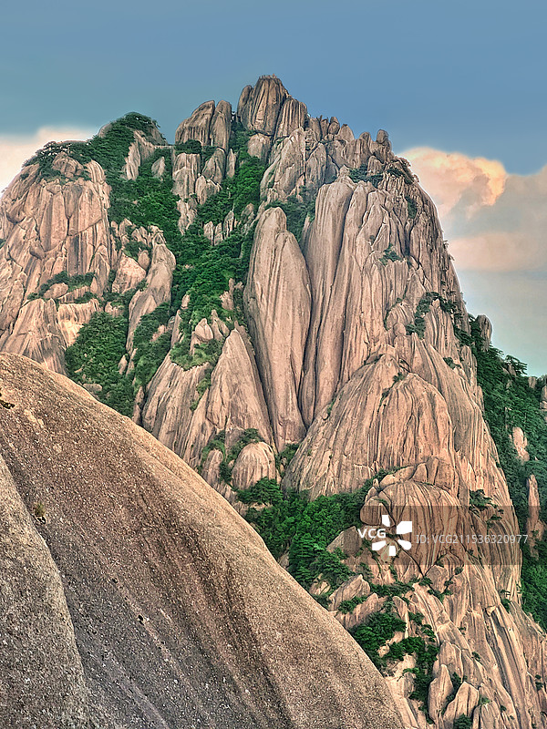 夕阳下安徽黄山海拔1864米金色的莲花峰图片素材