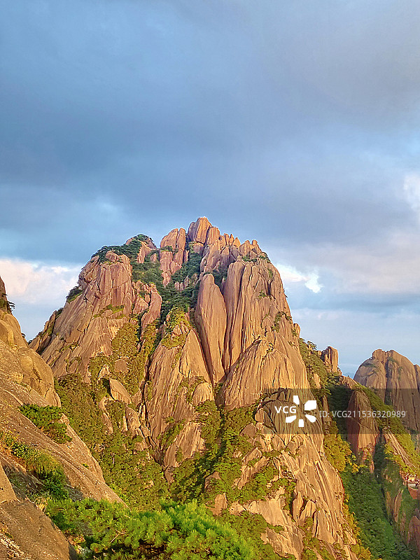 夕阳下安徽黄山海拔1864米金色的莲花峰图片素材