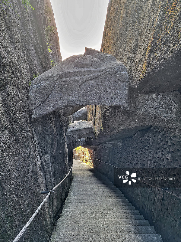 安徽黄山陡峭的崖壁与百步云梯石道图片素材