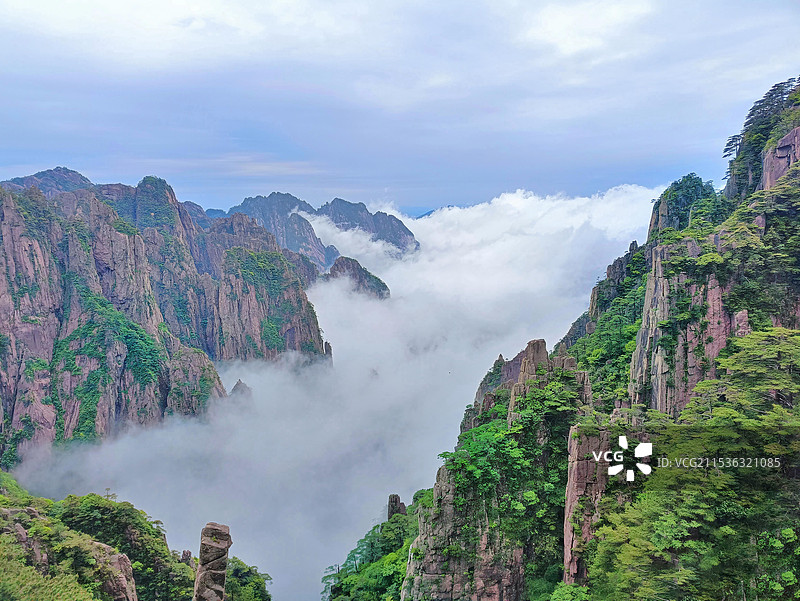 安徽黄山云雾云海中的西海大峡谷图片素材