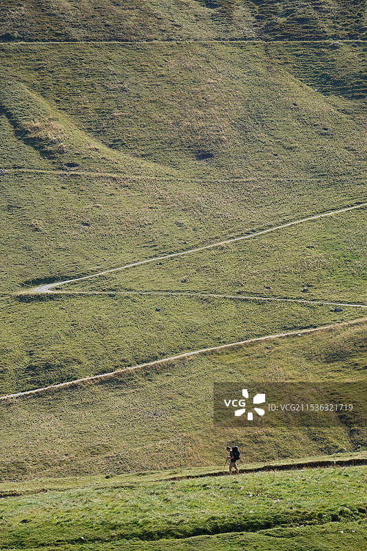 阿尔卑斯山的徒步者图片素材