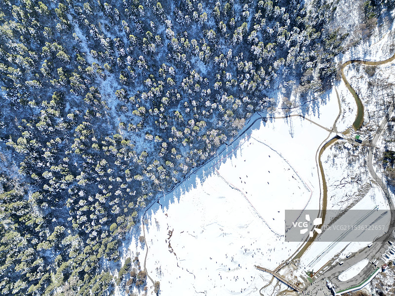 在毕棚沟的雪山和雪山之间图片素材