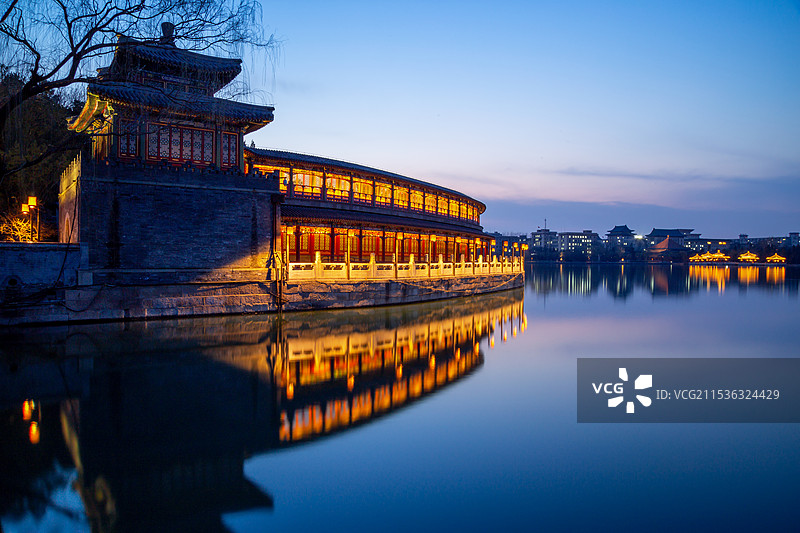 北京夜景:北海公园半圆形游廊与太液池五龙亭图片素材