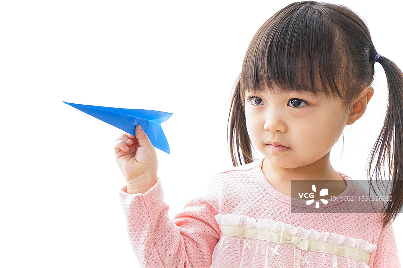 孩子放飞纸飞机_旅行图片图片素材