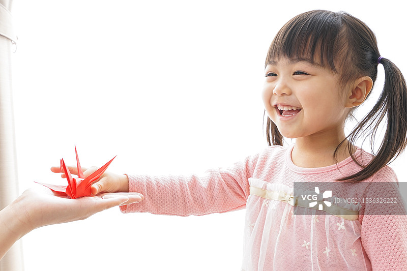 孩子手里拿着藤蔓折纸图片素材