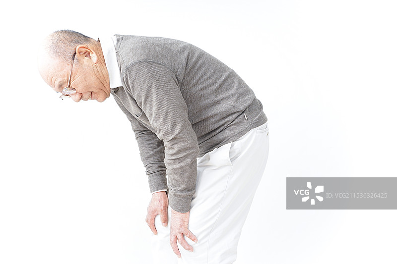 一位年长男性正在忍受膝盖疼痛图片素材