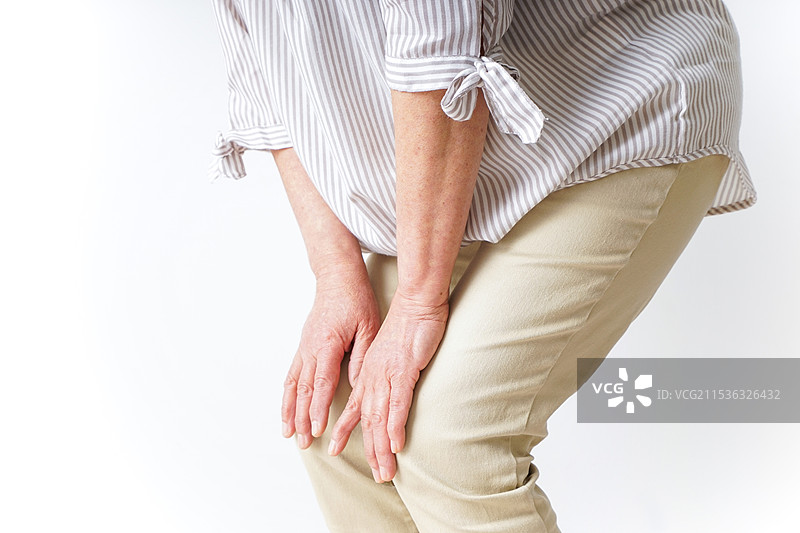 一位患有膝盖疼痛的老年女性图片素材