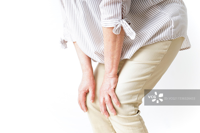 一位患有膝盖疼痛的老年女性图片素材