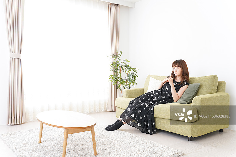 女人在家看电视图片素材