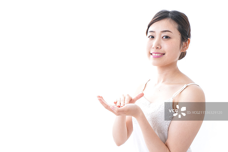 女人涂抹面霜图片素材