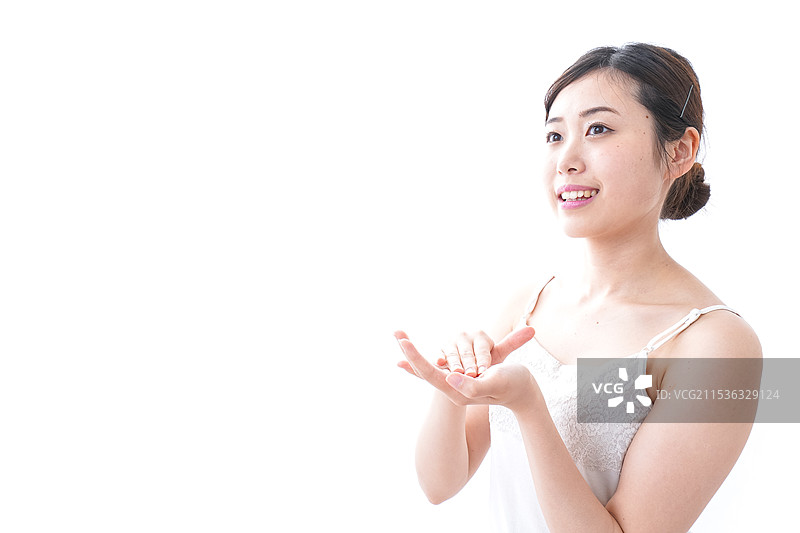 女人涂抹面霜图片素材