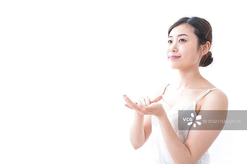 女性涂抹面霜图片素材