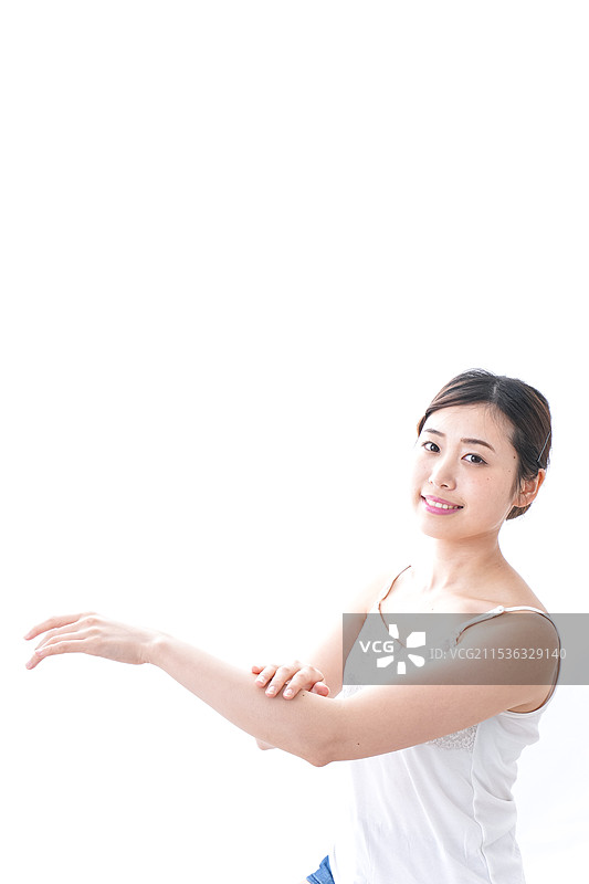 女人涂抹面霜图片素材