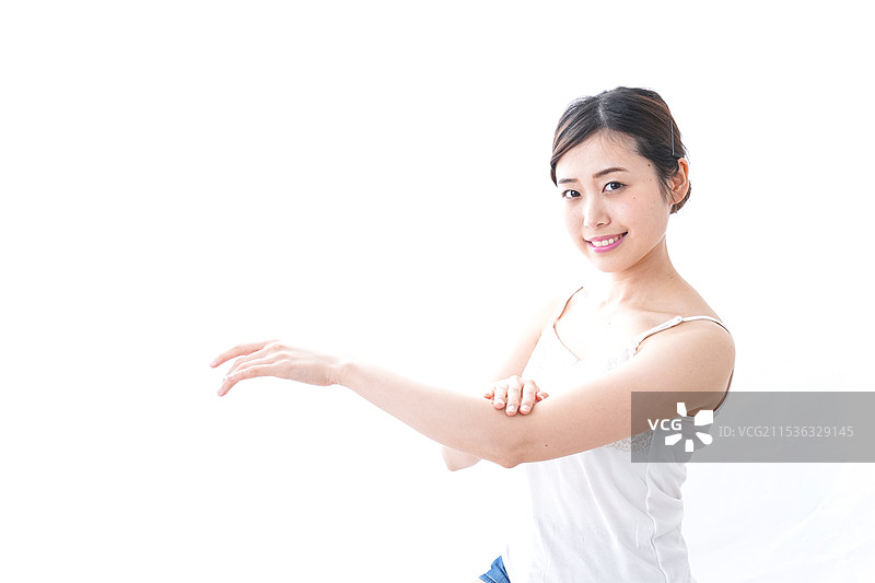 女性涂抹面霜图片素材