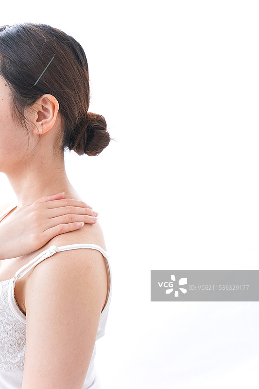 女人涂抹面霜图片素材