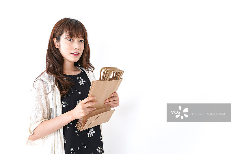 商店员工整理购物袋图片素材