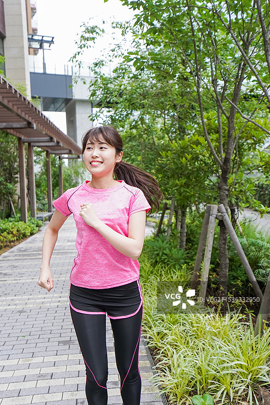 跑步的女性图片素材