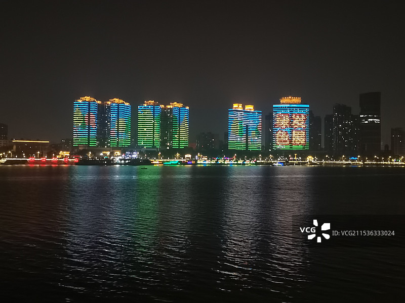 湖北襄阳临汉门拍摄的汉江夜景灯光秀图片素材