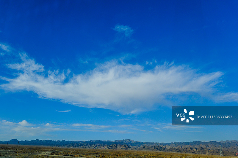 中国甘肃连霍高速敦煌至嘉峪关段河西走廊沿途风光，甘肃酒泉市，河西走廊，漂亮的白云朵，赤金峡景区，丹霞图片素材