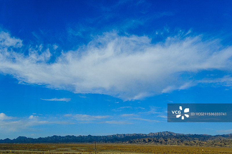 中国甘肃连霍高速敦煌至嘉峪关段河西走廊沿途风光，甘肃酒泉市，河西走廊，漂亮的白云朵，赤金峡景区，丹霞图片素材