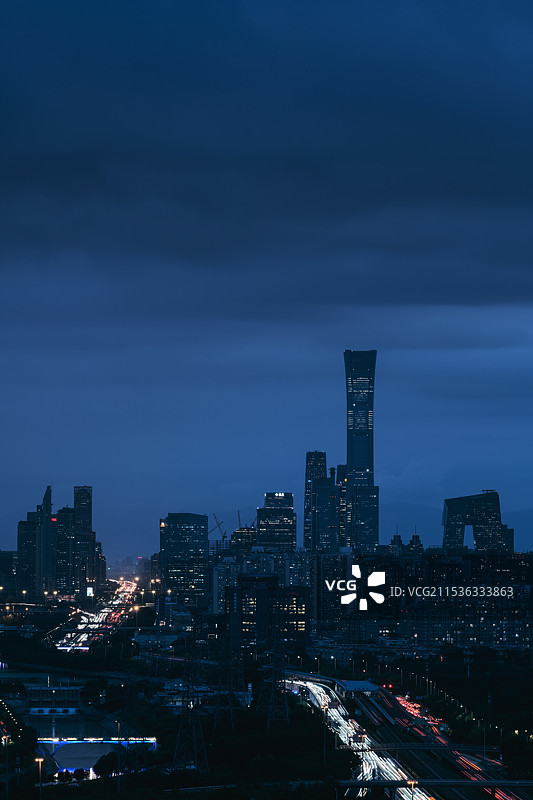 航拍北京CBD地标建筑繁华夜景晚高峰图片素材