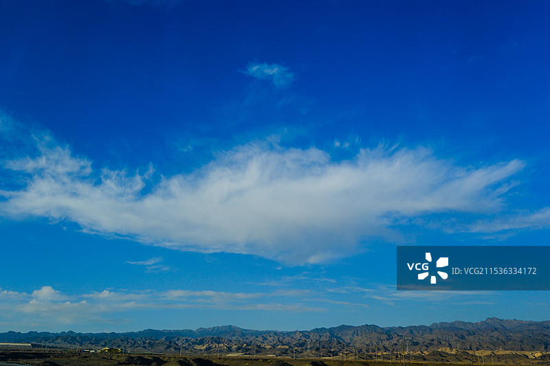 中国甘肃连霍高速敦煌至嘉峪关段河西走廊沿途风光，甘肃酒泉市，河西走廊，漂亮的白云朵，赤金峡景区，丹霞图片素材