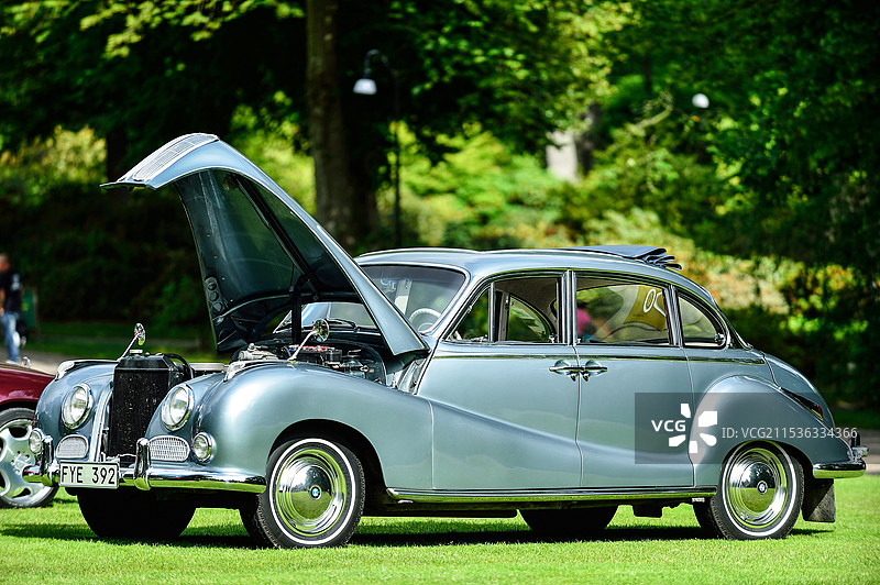 国外开展的复古车嘉年华活动图片素材