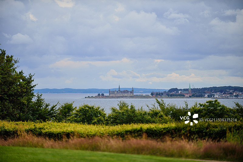 在瑞典海边的小山坡上远眺风景图片素材