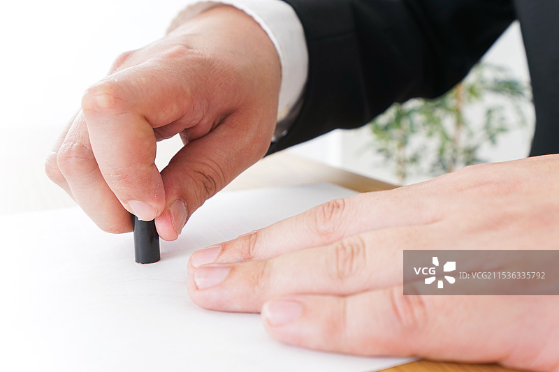 商务人士签订合同图片素材