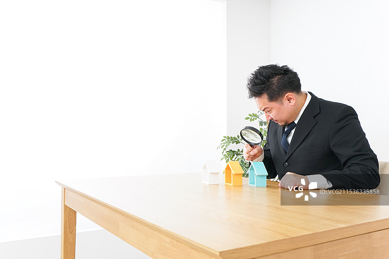 男子在检查一处房产图片素材