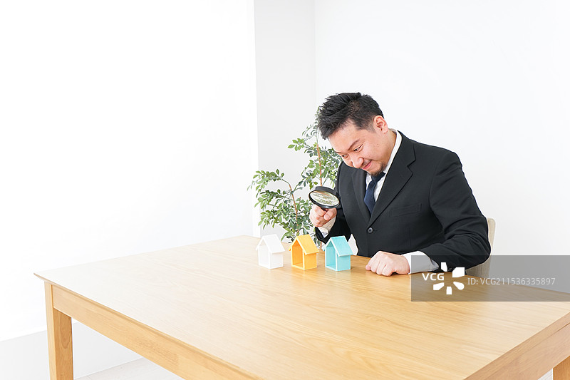 男子在检查一处房产图片素材