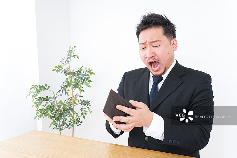 商人惊讶地看到钱包图片素材