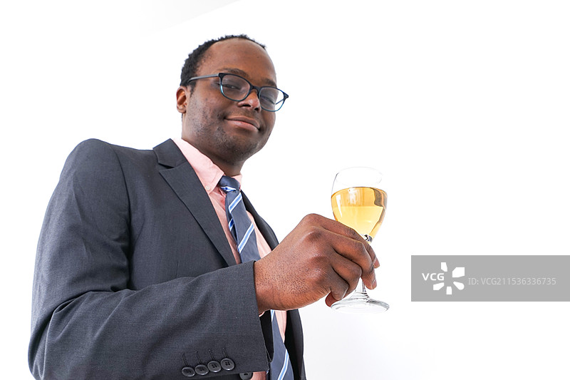 商人手持酒杯图片素材