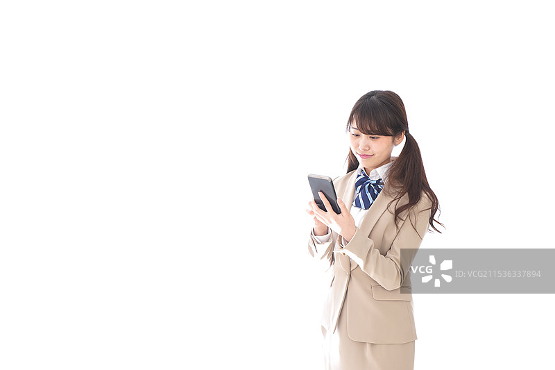 穿着校服的学生使用智能手机应用程序图片素材